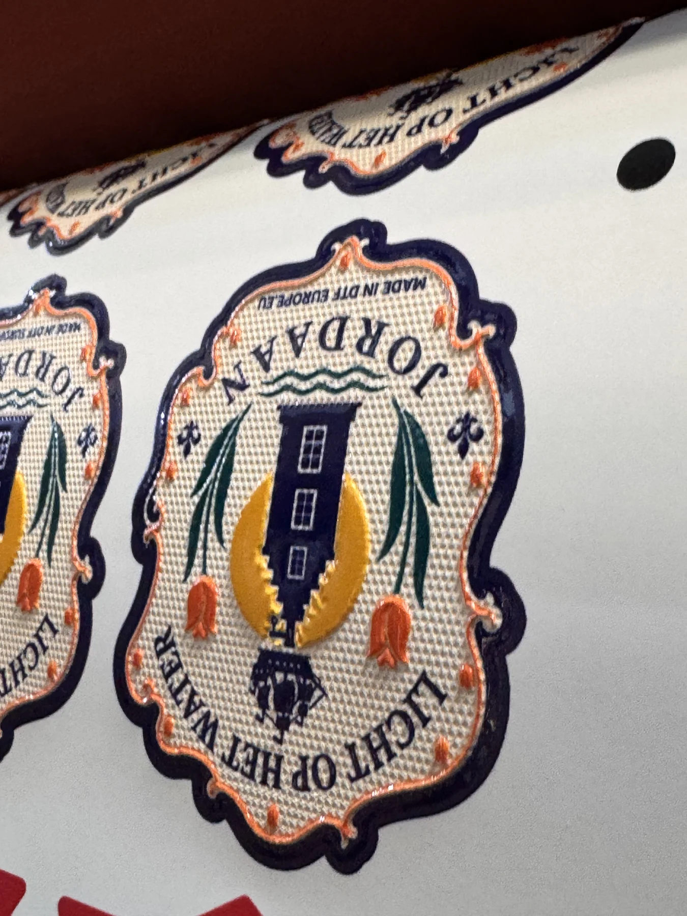 Escudos 3D textil personalizados aplicados sobre prenda