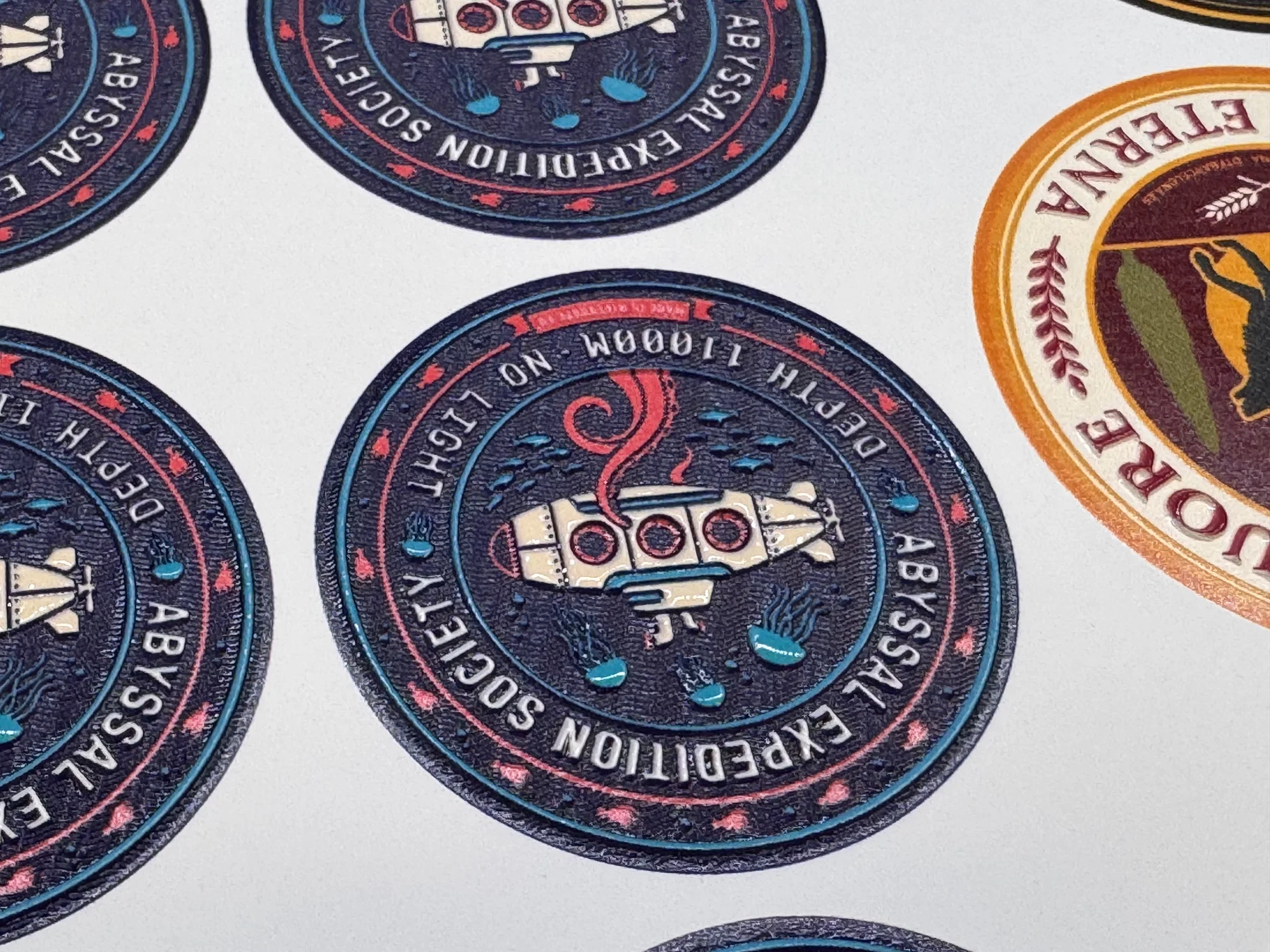 Detalle de relieve en escudo 3D textil personalizado