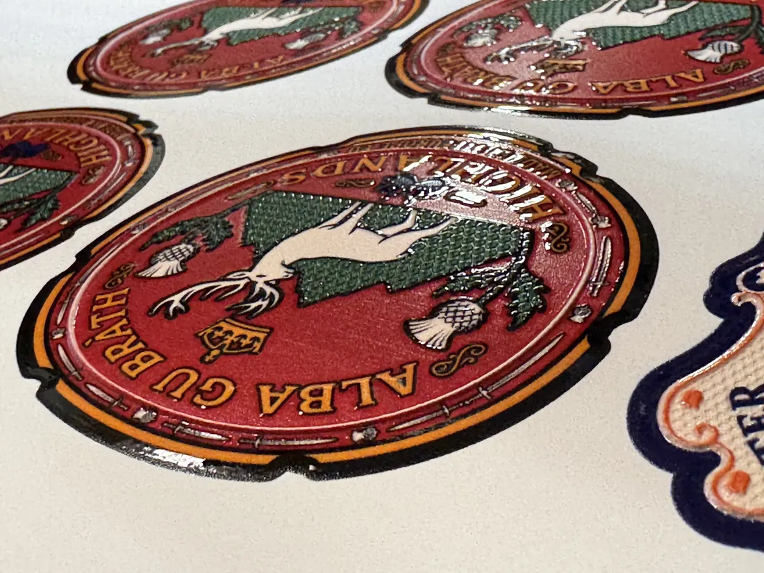 Escudos 3D textil personalizados aplicados sobre prenda
