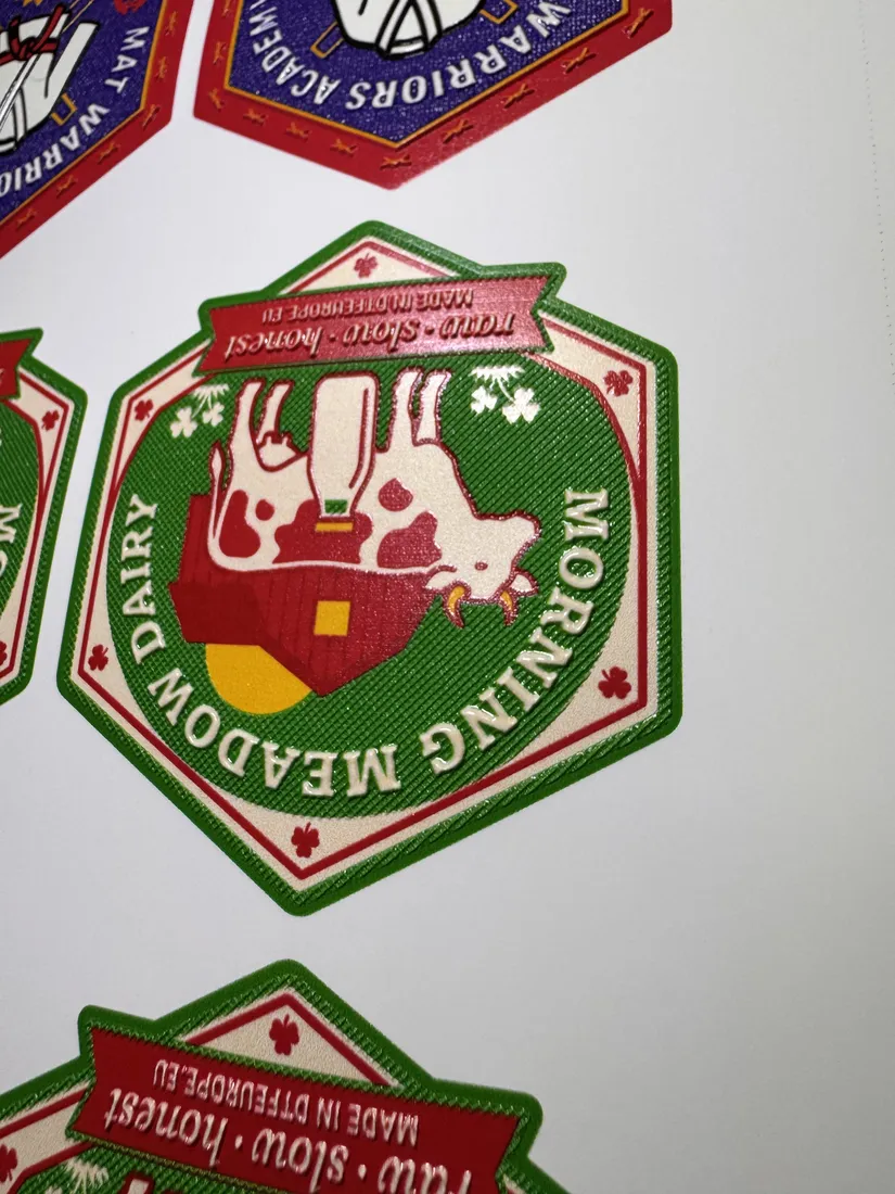 Detalle de relieve en escudo 3D textil personalizado